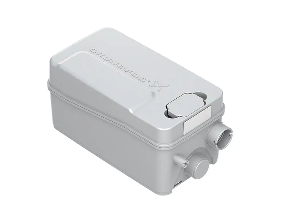 Weiße Hebeanlage von Grundfos in kompaktem Design, mit Anschlüssen auf der Seite und Zugangsklappe oben, geeignet für die Abwasserentsorgung.